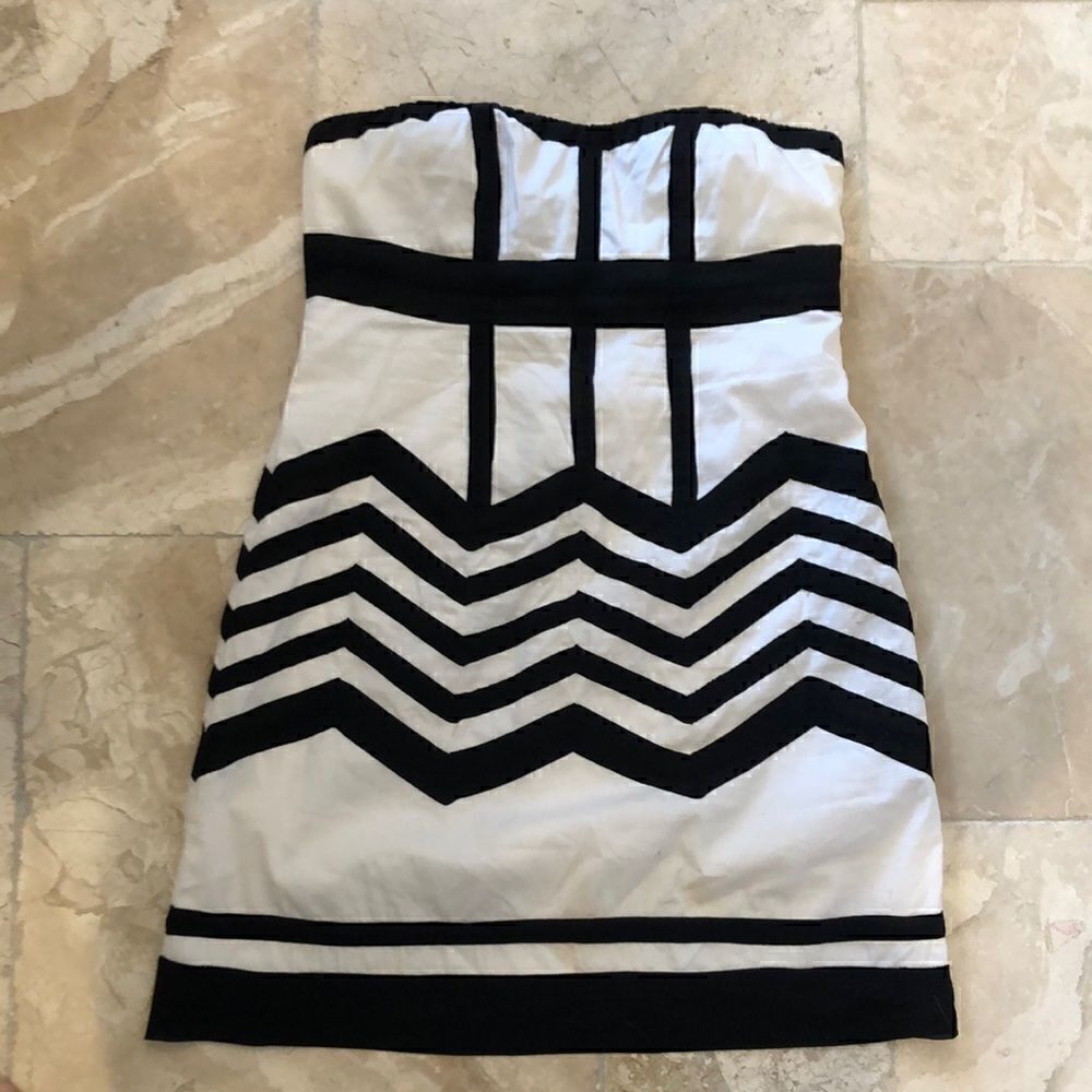 Akira black and white chevron pattern strapless dress M